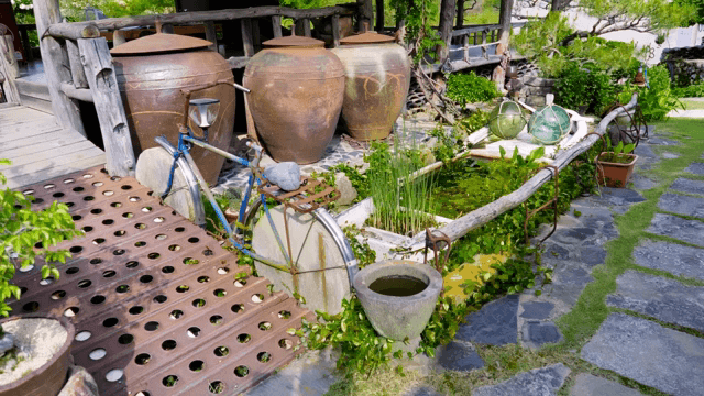 전통 한국 항아리와 정원