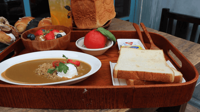 다양한 요리가 담긴 브런치 트레이