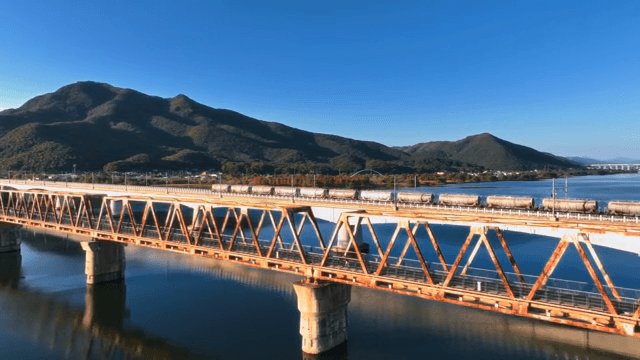 기차가 호수 위의 다리를 건너는 장면