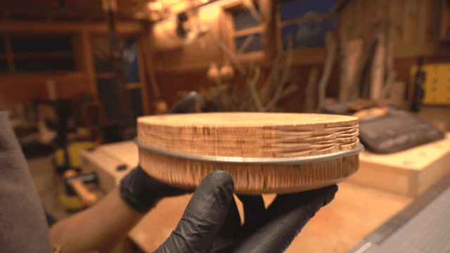 작업실에서 나무 조각 제작