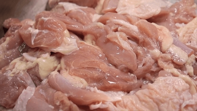 금속 그릇에 담긴 생닭 조각