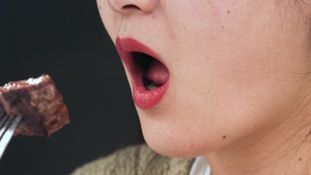 스테이크를 즐기는 사람들