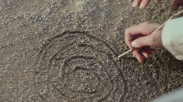 땅에 나선형 무늬 그리기