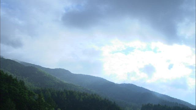 평화로운 산의 풍경과 움직이는 구름