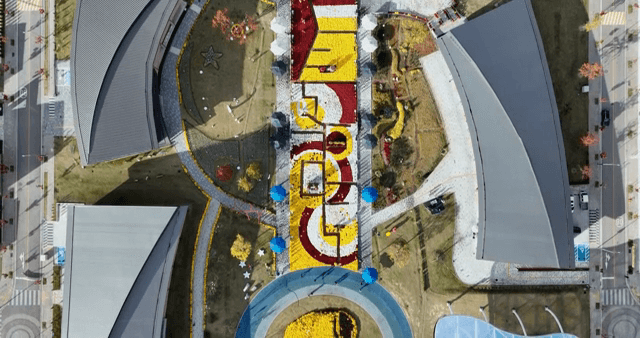 기하학적 디자인의 화려한 도시 공원