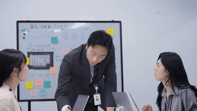 동료들과 회의 중인 사무실