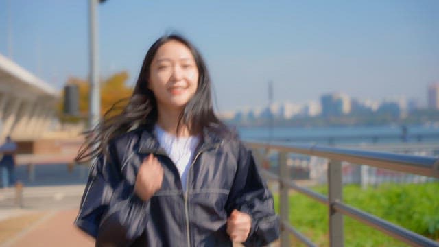 강변 길을 따라 조깅하는 여성