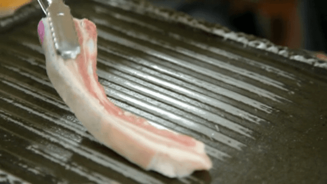 뜨거운 그릴에 삼겹살 굽기