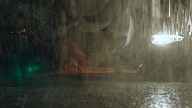 비 오는 밤 자동차 헤드라이트