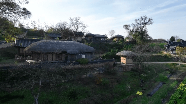 초가집과 한옥이 있는 한국 전통 마을