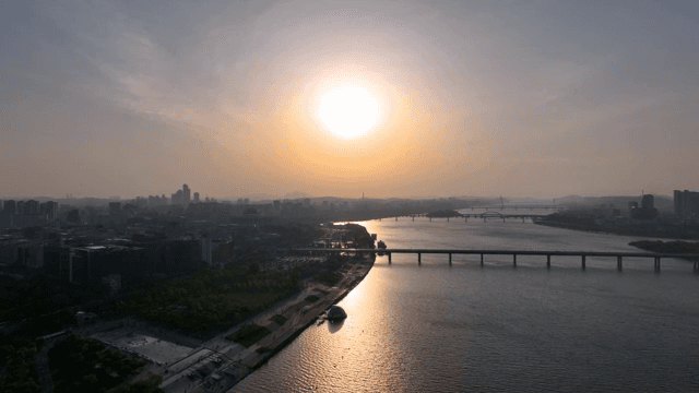 도시 스카이라인과 강 위의 일몰