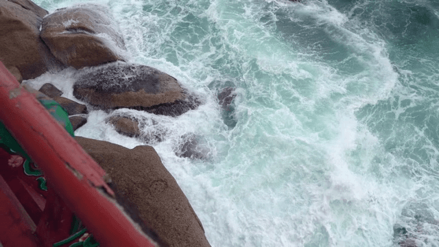 파도가 바위 해안에 부딪히는 모습