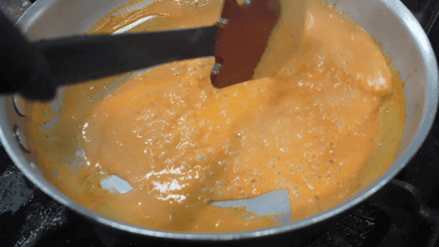 Rose sauce cooked in frying pan