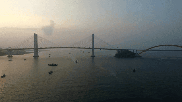 해질녘 고요한 바다 위의 다리