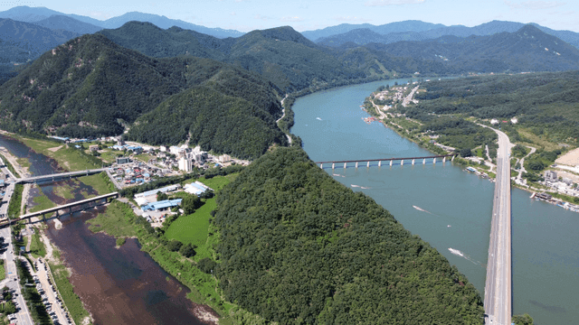 Beautiful river flowing through green mountains