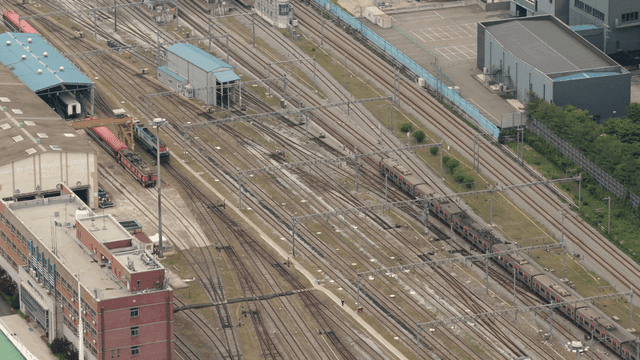 여러 열차가 있는 기차 선로와 역