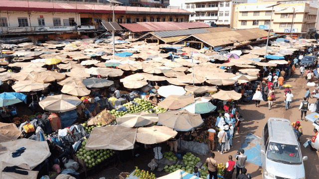 파라솔이 있는 번화한 야외 시장
