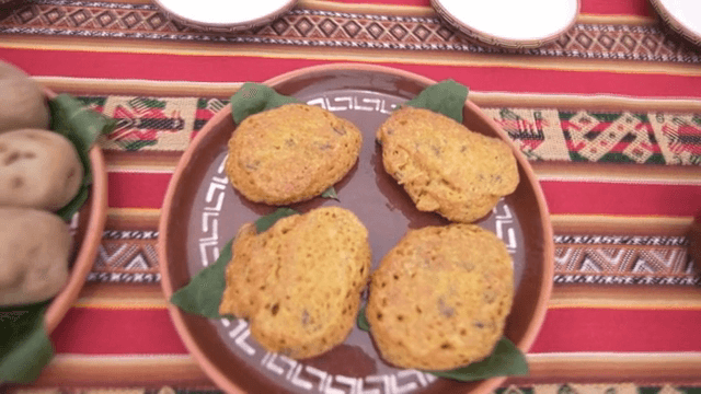 알록달록한 식탁보 위의 감자와 토르띠아