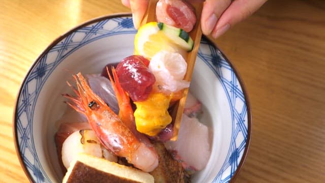 다채롭고 신선한 해산물이 들어간 회덮밥