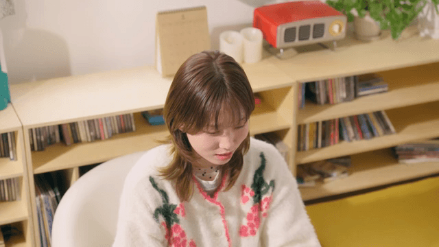 실내에서 작업에 집중한 여성