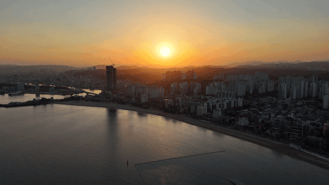 해안 도시 스카이라인 위의 일몰