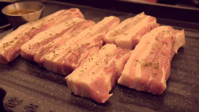 그릴 위의 생 삼겹살