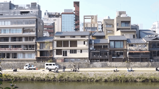 마을 건물이 보이는 강변 풍경