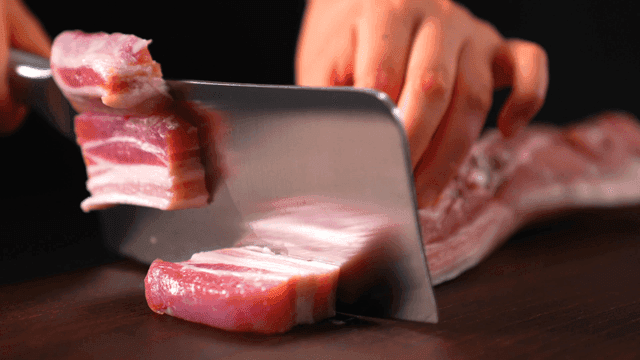 나무 도마 위에 신선한 삼겹살 자르기