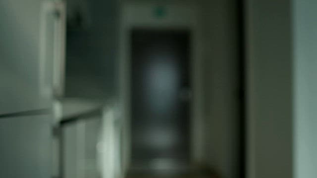 자연광이 들어오는 현대적인 원룸의 내부 풍경