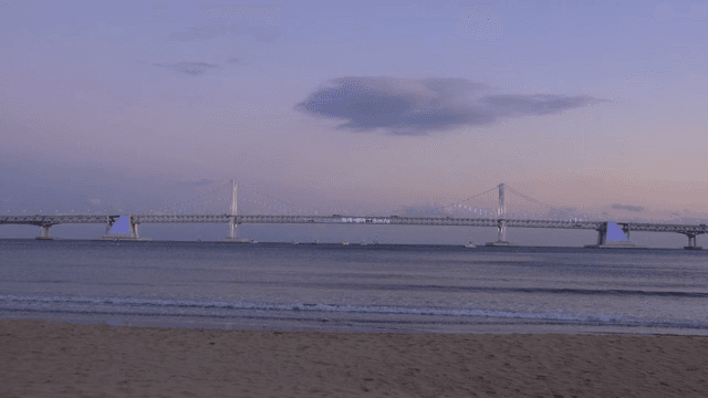 해질녘 다리와 고요한 해변