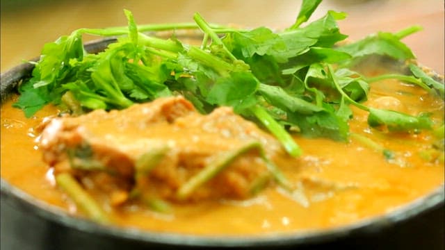 뚝배기에서 끓고 있는 오리탕