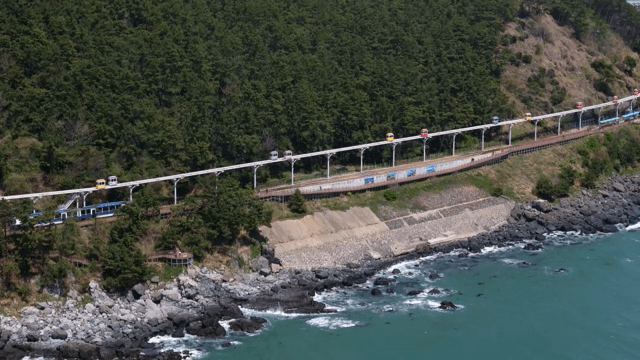 푸른 숲을 지나가는 해안 모노레일