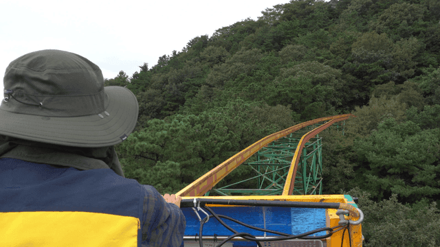 산을 오르는 모노레일 카트