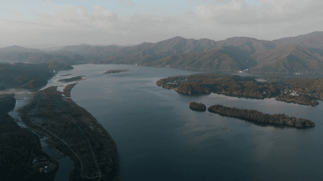 산으로 둘러싸인 고요한 강