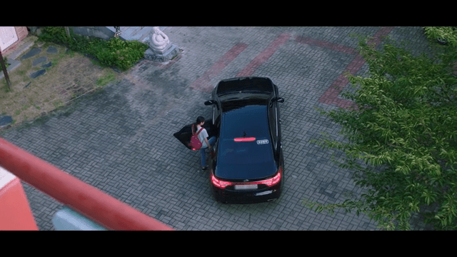 주차된 차에 타는 여성