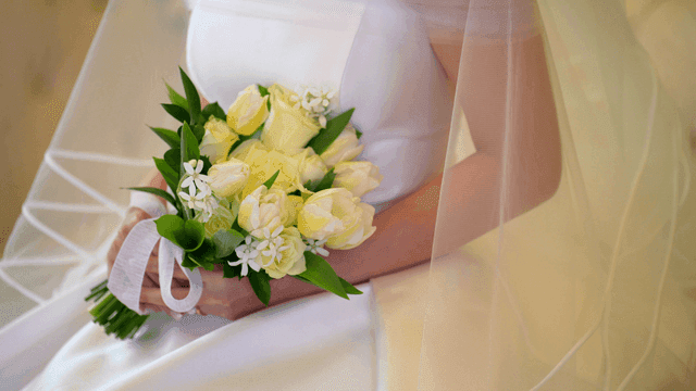 흰 꽃다발을 든 신부