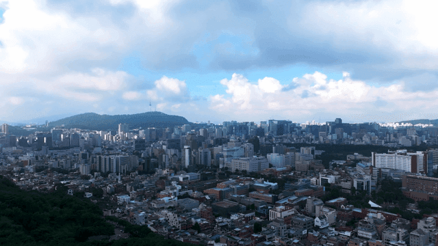 멀리 산이 보이는 도시 전경