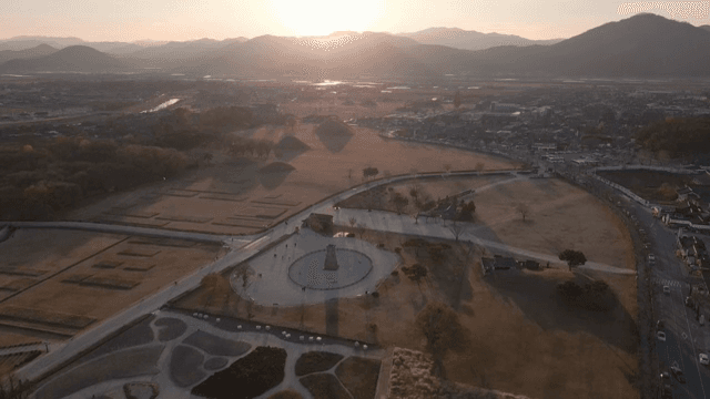 일몰과 산이 있는 역사적 유적지