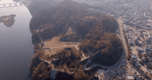 역사적인 장소와 강의 경치