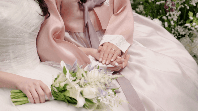 신부와 한복을 입은 신부 어머니