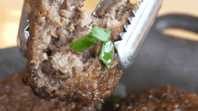 반으로 갈라지는 파 고명 장식의 떡갈비