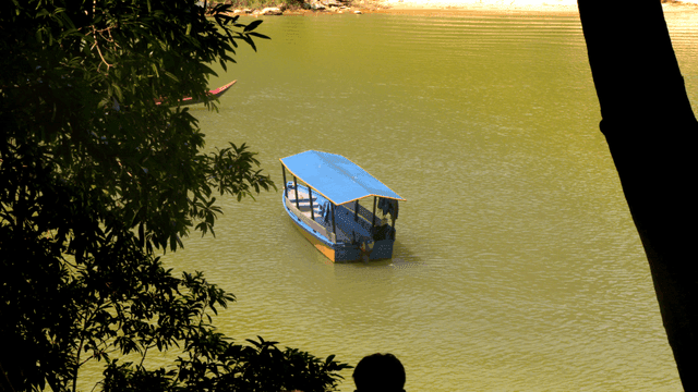 고요한 호수에 떠 있는 보트