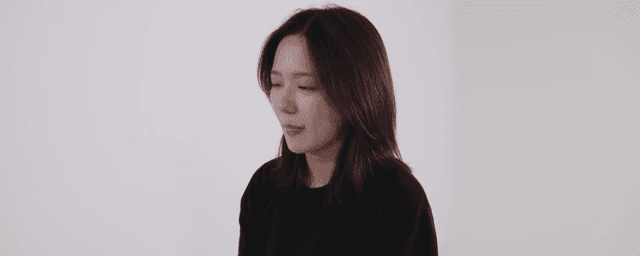 슬픈 표정으로 눈물을 흘리는 여성
