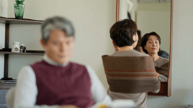 아늑한 방의 노부부