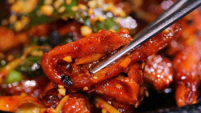 먹음직스럽고 매콤한 돼지고기 양념 더덕구이 한 점