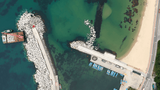 보트가 있는 해안 항구의 항공 뷰