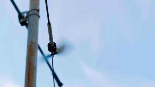 하늘을 배경으로 회전하는 바람개비