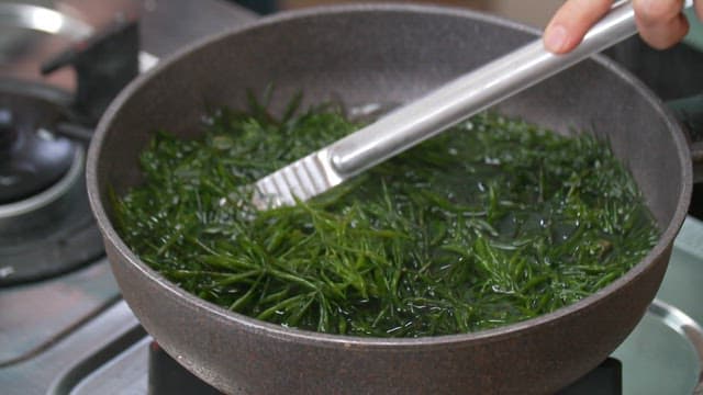 가스레인지의 냄비에 톳을 삶는 모습