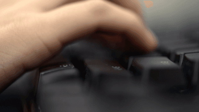 키보드를 타이핑하는 손가락