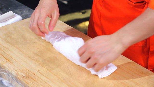 나무 도마 위에 올려진 손질된 광어